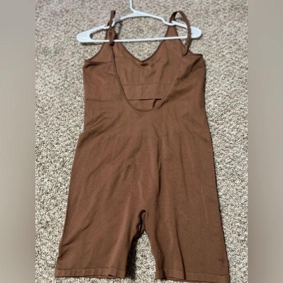 Pink Active By VS 6” Seamless Workout Romper onesie in Camel Brown Color Size M - Picture 3 of 7